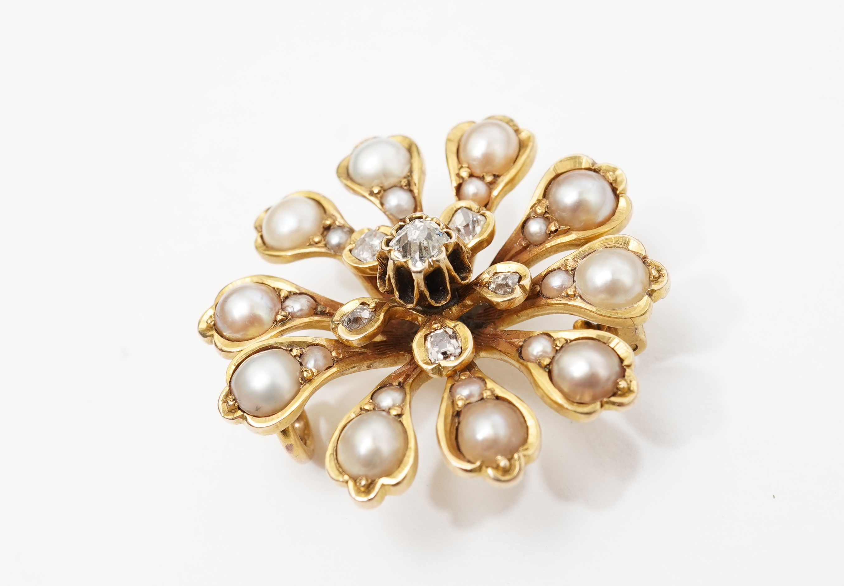 An Edwardian pearl and diamond brooch/pendant, early 20th century
